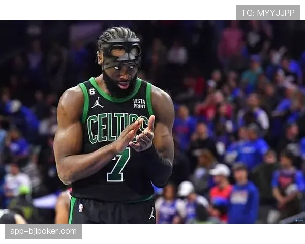 杰伦·布朗终场前0.8秒补篮绝杀，凯尔特人险胜尼克斯