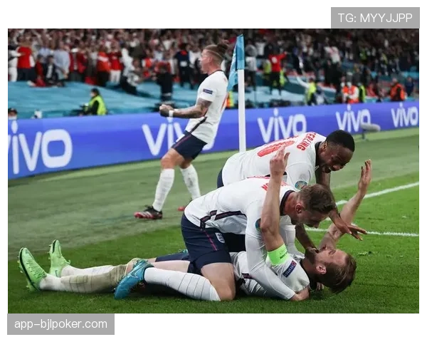 特写:斯特林进球后展示悼念队徽,纪念3年前去世的青训教练 特写:斯特林进球后展示悼念队徽,纪念3年前去世的青训教练
