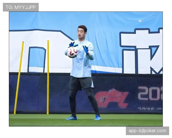 上海申花门将鲍亚雄专访：“门将与后卫线的沟通是防守的关键。”